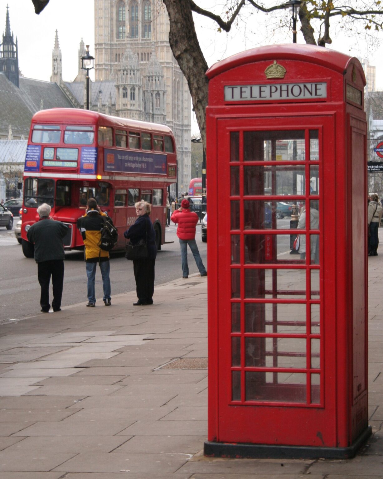 Un Routemaster e una cabina telefonica davanti al Parlamento di Westminster