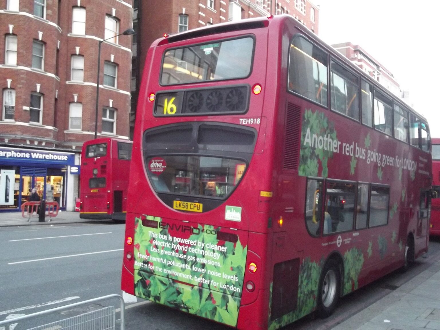 Un autobus rosso a due piani nel traffico di Londra