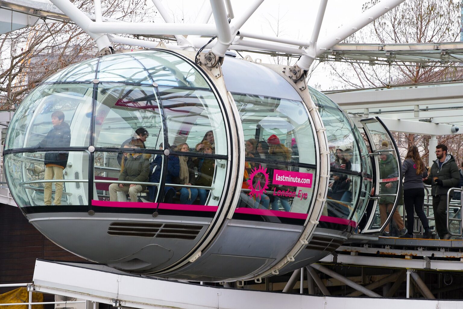 Visitatori salgono a bordo di una capsula del London Eye