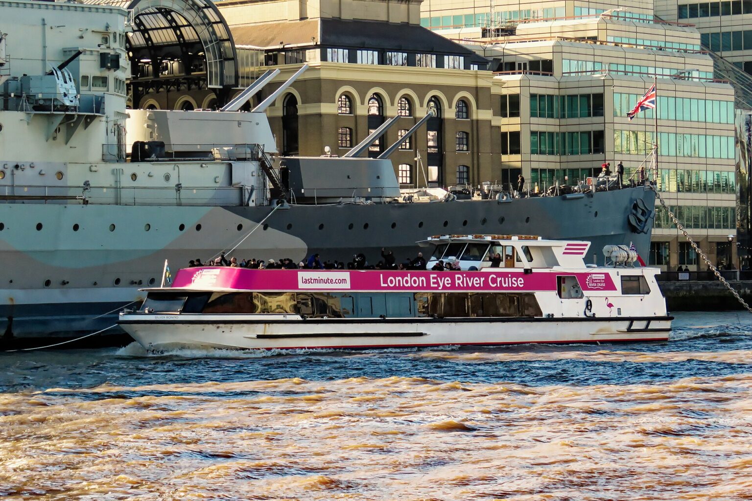 Il battello della crociera sul Tamigi davanti alla HMS Belfast