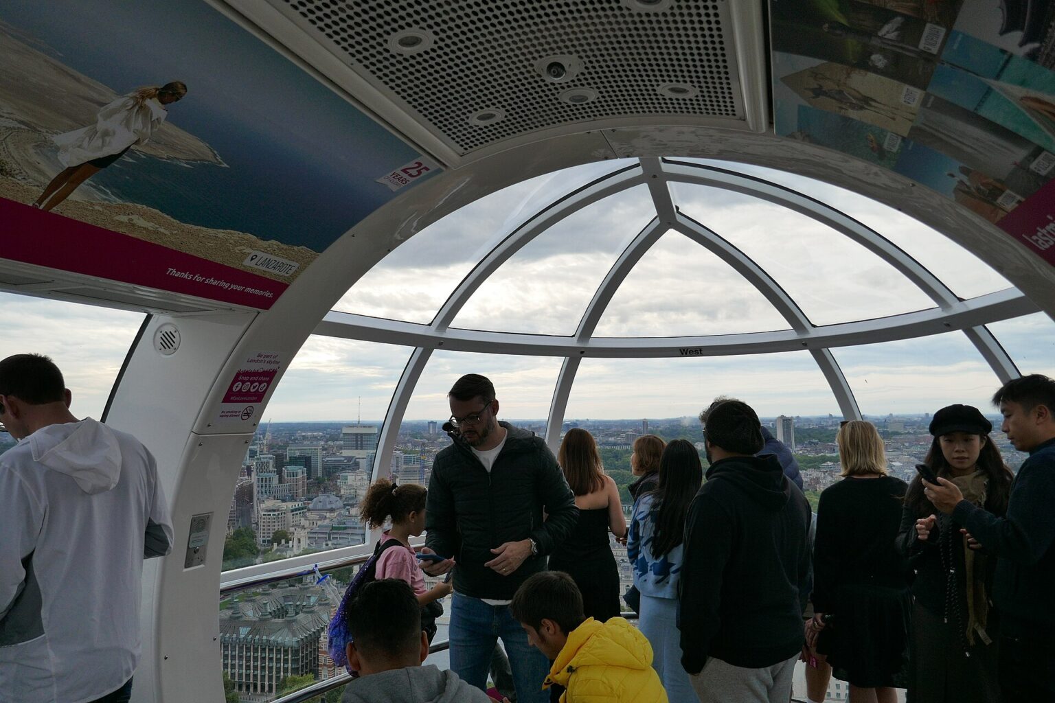 L'interno di una capsula del London Eye durante la rotazione
