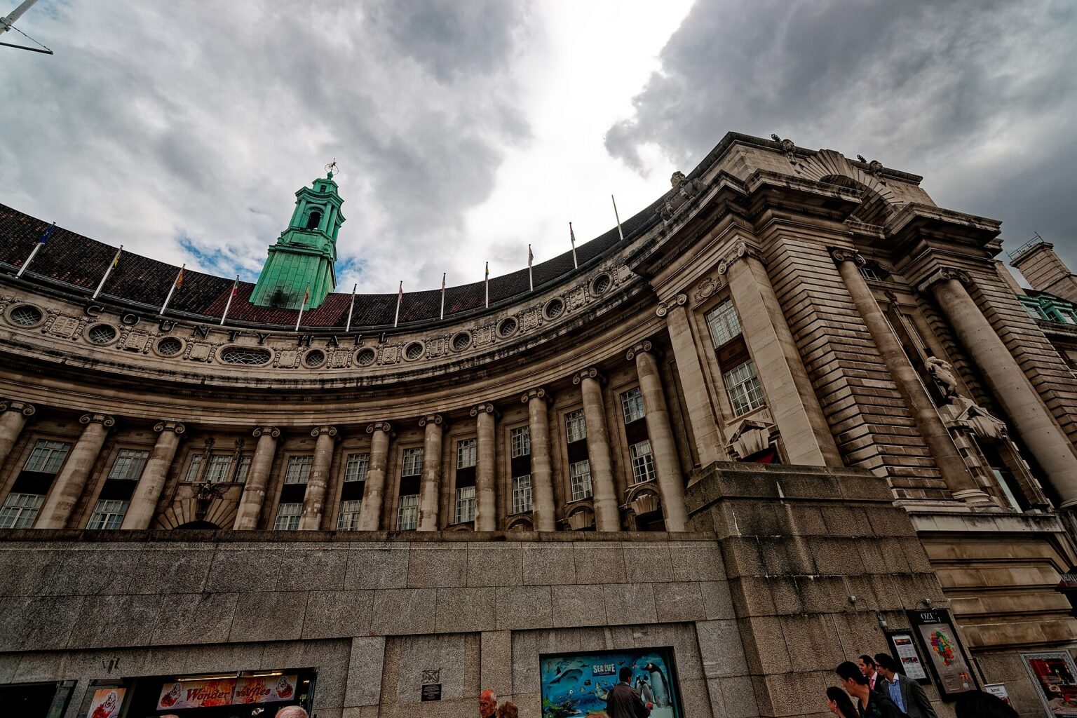Il County Hall, sede del SEA LIFE London, accanto al London Eye