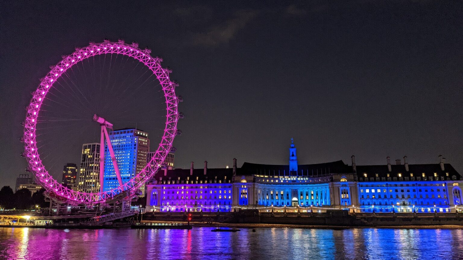 Il London Eye e il County Hall illuminati di notte