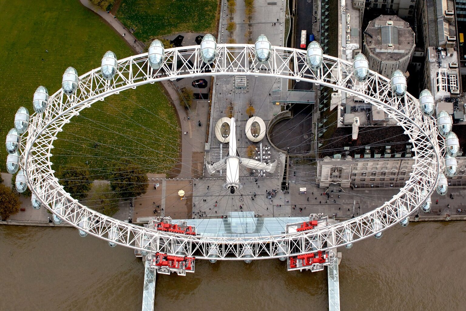 Il London Eye visto dall'alto sul Tamigi
