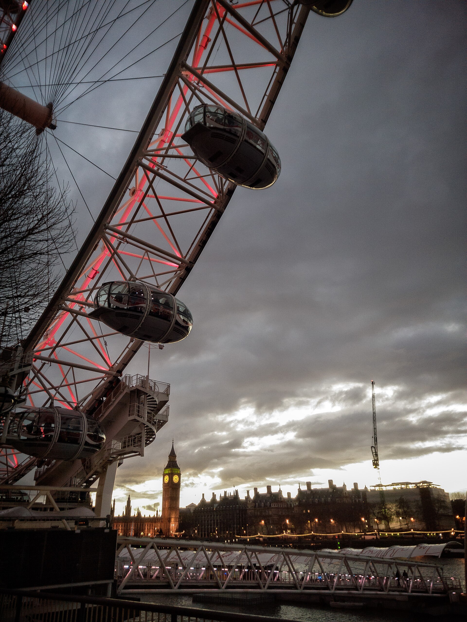 London Eye illuminato al tramonto sul Tamigi